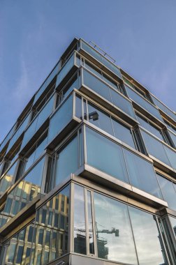 Cam ofis binası mavi mimari ofis bölgesi yansıması