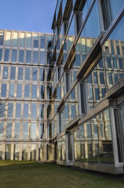 Cam ofis binası mavi mimari ofis bölgesi yansıması