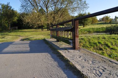 Nehir nehri üzerindeki köprü tahta korkuluklar.