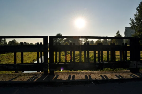 Ponte Sul Fiume Ruscello Passerella Ringhiere Legno — Foto Stock