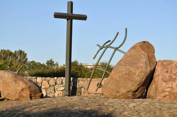 墓地の階段記念碑のキリスト教の十字架高い記念碑 — ストック写真