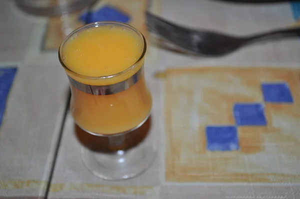 Ein Kleines Glas Eierlikör Auf Einem Tisch Der Mit Einer — Stockfoto