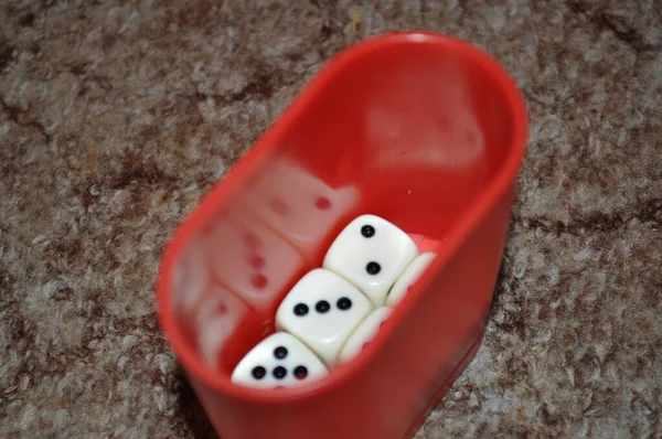 Белый Диск Красной Чашке Играющей Коричневой Ковровой Дорожке — стоковое фото