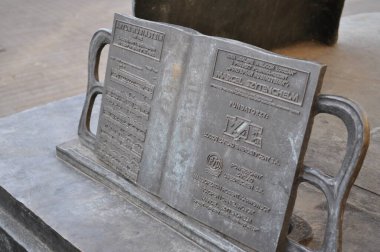 Polonya 'nın Lodz kentindeki bronz müzik eserlerini okuma kitabı