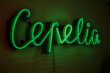 Duvarda neon tabela var. Işık dekorasyonu yeşil.