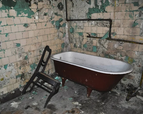 Old Dilapidated Bathroom Bathtub Chair Dingy Walls Bathroom Tiles — Stock Photo, Image