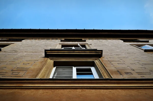 华沙老城小巷里五彩缤纷的公寓波兰白窗游历欧洲 — 图库照片