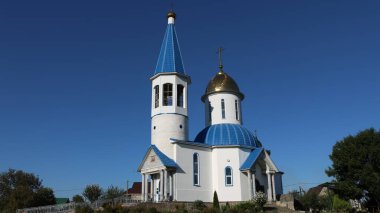 Gaverdovsky, Maykop, Adygea Cumhuriyeti / Rusya Cumhuriyeti - 10 Ekim 2020: Kutsanmış Bakire Meryem 'in Varsayımı Kilisesi açık güneşli bir günde açık mavi gökyüzünün arka planına karşı
