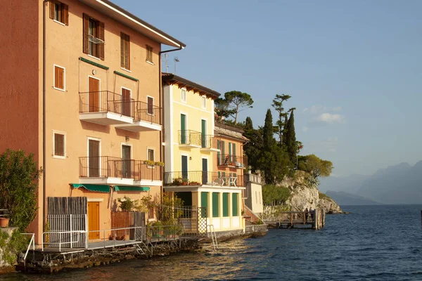 Göl kenarındaki ev.