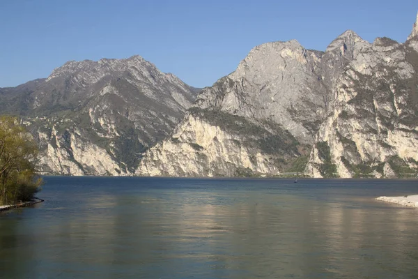 dağ ve Göl Manzaralı