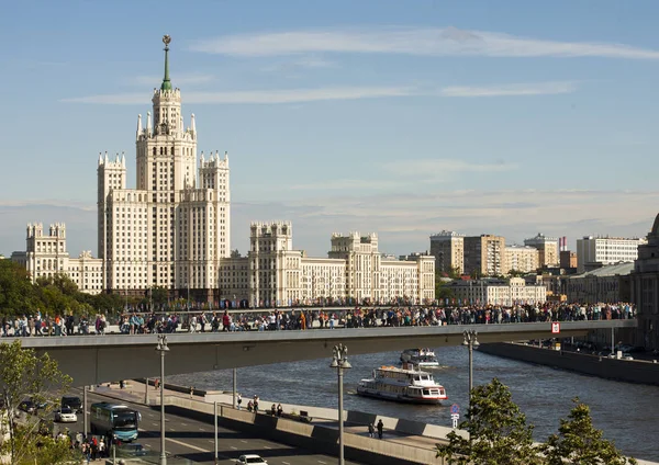 Moscow June 2018 View Bridge Zaryadye Park Stalin Skyscraper — Stock Photo, Image