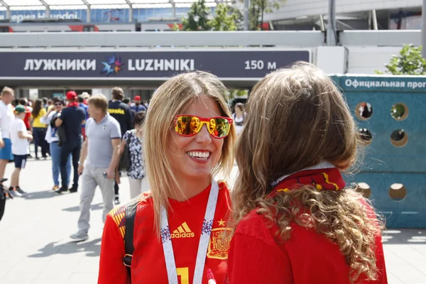 Moskova, 11 Haziran 2018, iki kız bir futbol maçı için gitmek