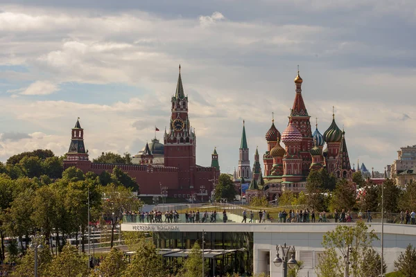 Moscow June 2018 View Kremlin Basil Cathedral Zaryadye Park — Stock Photo, Image