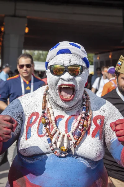Moskova, 11 Haziran 2018, Rus hayranı futbol oyununa gider