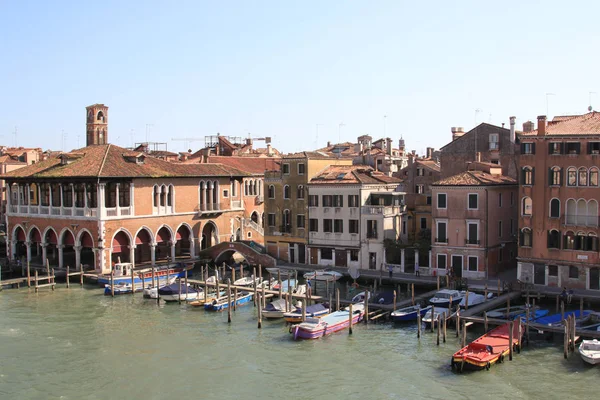 Venedik 'teki büyük kanalda Palazzo 