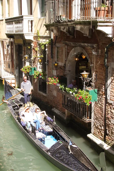 Venedik, 25 Nisan 2018, kanal üzerinde gondol yolculuğu 