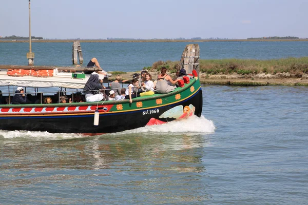 Venedik, 25 Nisan 2018, Burano adasına Vaporetto  
