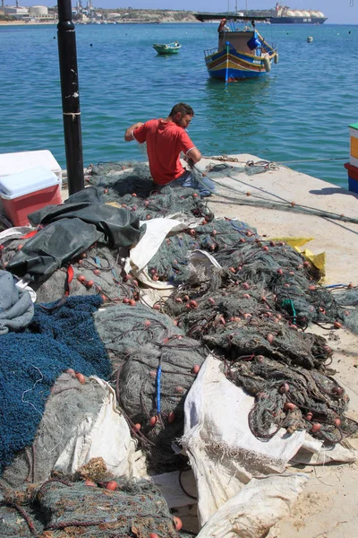 Malta, Marsaxlokk, 30 Nisan 2018, balıkçı, balıkçılık için ağ hazırlar 