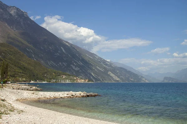 Dağlar ve Garda Gölü 