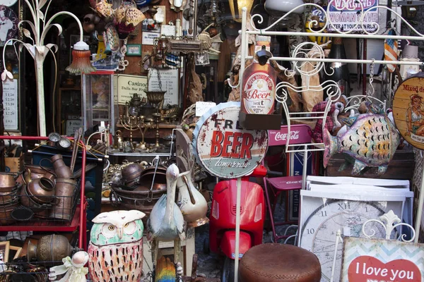İtalya, Lake Garda, Malcesine, 27 Nisan 2018, antika dükkanı 