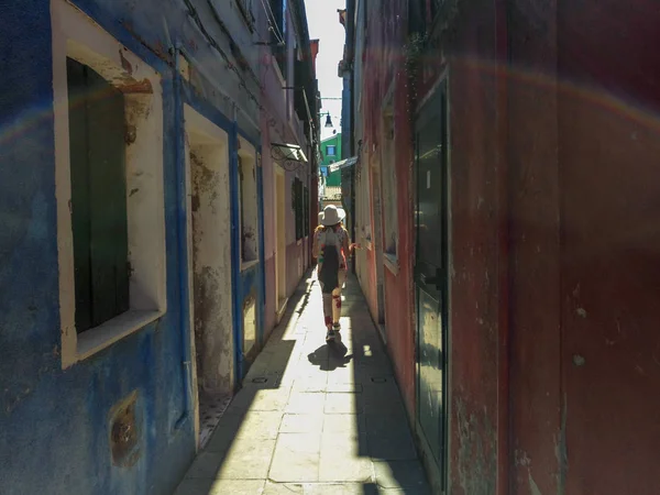 İki ev arasındaki yol 