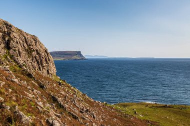 Neist Point 'teki kıyı şeridi Skye Adası' nın batı tarafında, tepemizde mavi bir gökyüzü var.