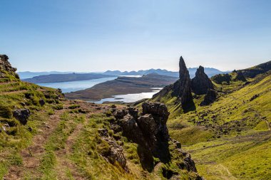 Storr 'un Yaşlı Adamı' na bakıyorum. Arkasında kıyı şeridi olan Skye Adası 'na.