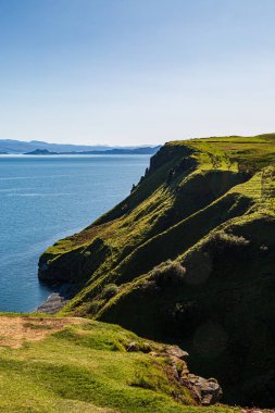 Güneşli bir yaz gününde, Skye Adası 'nın engebeli kıyı şeridi.