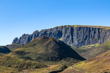 Gökyüzü açık mavi, Storr 'un Yaşlı Adamı' nın yanındaki Skye Adası 'nda manzaralı bir manzara.