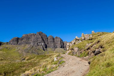 Gökyüzü mavi olan Skye Adası 'ndaki Storr' un Yaşlı Adamı 'na giden bir yol.