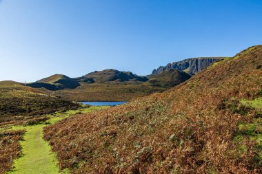 Kırsal alanda, Storr 'un İhtiyar Adamı' nın yakınında, Skye Adası 'nda bir patika.