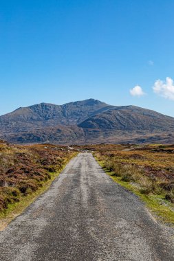 Hebridean adası Güney Uist 'te uzun bir patika yolu.