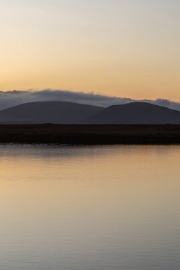 Kuzey Uist Hebridean Adası 'nda bir gölün üzerinde gün batımı
