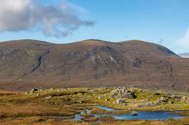 Güneşli bir yaz gününde Hebridean adası Lewis ve Harris 'in engebeli manzarası