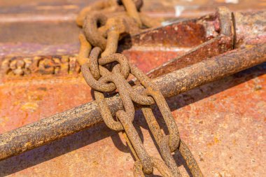 Sığ bir alan derinliği olan yıpranmış metal bir zincir.