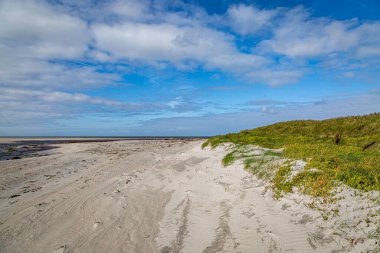 Güneşli bir yaz gününde Güney Uist Hebridean Adası 'ndaki kumsal