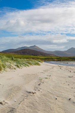 Güneşli bir yaz gününde Güney Uist Hebridean Adası 'ndaki kumsal