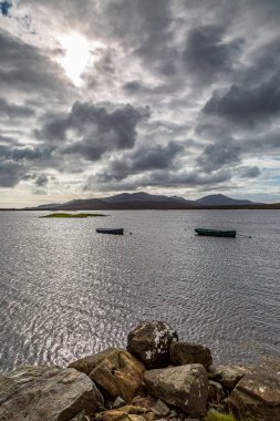 Güney Uist Hebridean Adası 'ndaki Loch Bee' ye bakıyorum.