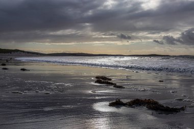 Kuzey Uist Hebridean Adası 'ndaki Clachan Kumları' nda kumlu plajda gün ışığı parıldıyor.