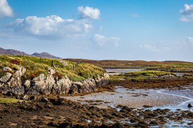 Güneşli bir Eylül gününde Hebridean adası Kuzey Uist 'te engebeli bir manzara.