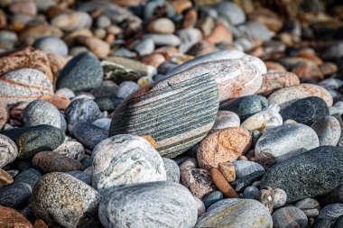 Kuzey Uist Hebridean adasındaki bir sahilde desenli kayalar.