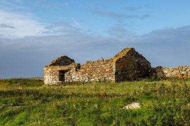 Kuzey Uist Hebridean adasında harabe halinde terk edilmiş bir mülk.
