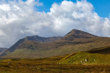 Güneşli bir yaz gününde İskoç dağı manzarası