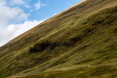 İskoçya Dağları 'ndaki bir dağın dokulu yüzeyi