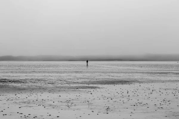 干潮時に北ウイストからバレー島までの距離を歩く唯一の人物 — ストック写真