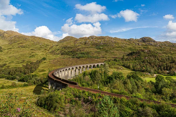 Blick Auf Das Glenfinnan Viadukt Den Schottischen Highlands Mit Schroffen — Stockfoto