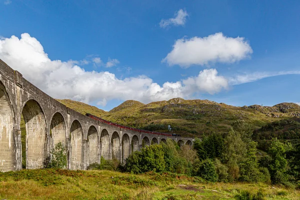 Das Glenfinnan Viadukt Den Schottischen Highlands Mit Schroffen Grünen Bergen — Stockfoto