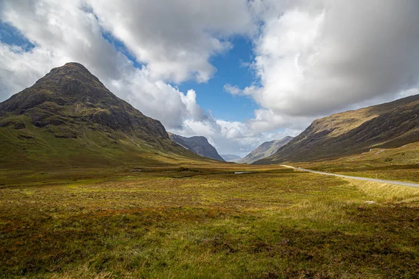 Une Route Traversant Les Highlands Écossais Jour Été Tardif — Photo