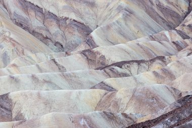 Ölüm Vadisi, Kaliforniya 'daki Zabriskie Point' teki renkli kaya oluşumlarının tam kare fotoğrafı.