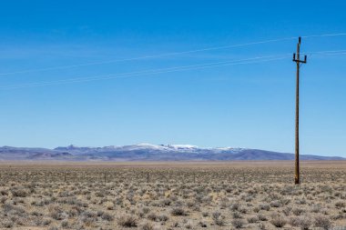 Üstünde mavi gökyüzü olan uçsuz bucaksız Nevada manzarası
